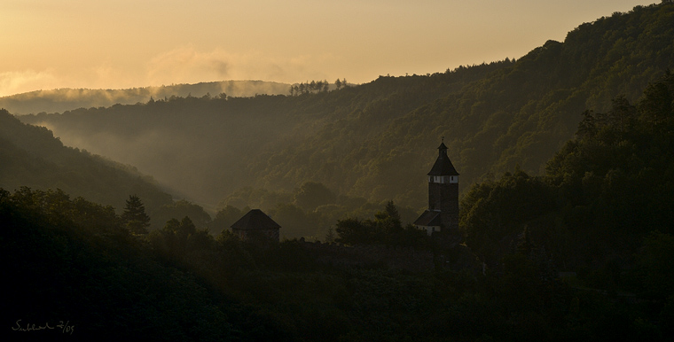 Morgennebel um die Burg Hardegg