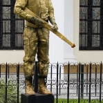 0924 - Ein Goldener Soldat gegen Krieg